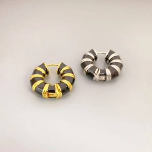 Boucles d'oreilles créoles plaquées or et argent avec émail noir et design nervuré