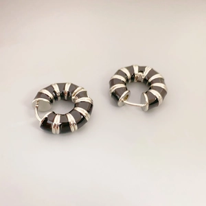 Boucles d'oreilles créoles argentées avec émail noir dans un style moderne minimaliste