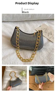 Dettaglio borsa baguette nera glitterata con grossa tracolla a catena dorata