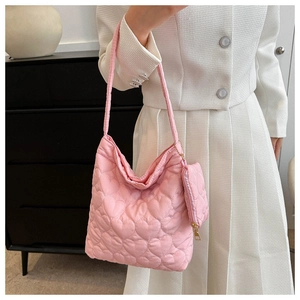 Sac à épaule rose matelassé avec motifs de cœurs et mini pochette pour femme en intérieur