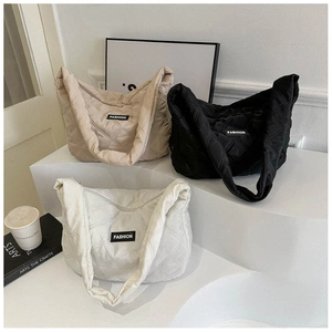 Grand sac cabas rembourré matelassé en blanc beige et noir à motif losanges