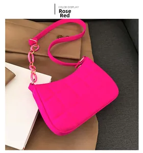 Detail der rosaroten gesteppten Filztasche mit Acryl- und Metallkettenriemen