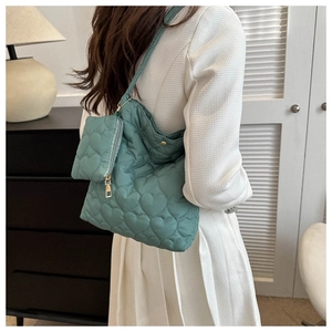 Détails du sac cabas matelassé en forme de cœur avec petite pochette vert sauge