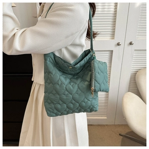 Sac à bandoulière matelassé vert à motif de cœur avec mini porte-monnaie assorti en déco
