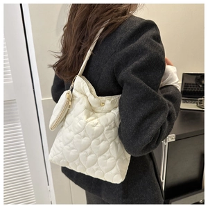 Détails du sac à bandoulière matelassé blanc en forme de cœur avec petit porte-monnaie