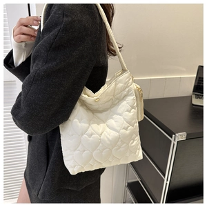 Détail du sac fourre-tout en nylon matelassé coeur blanc cassé avec mini pochette
