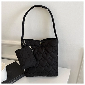 Détail du sac cabas matelassé cœur noir avec porte-monnaie assorti et chaîne dorée