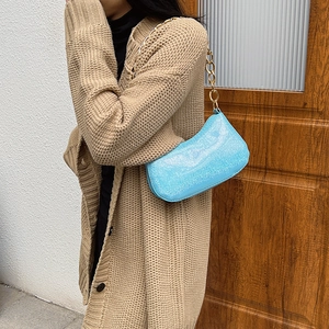 Borsa sottobraccio azzurra glitterata chic con catena dorata per uno stile minimalista
