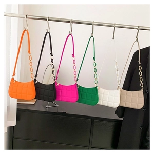 Minimalistische Filz-Stepptasche mit Kettenriemen in sechs trendigen Farben