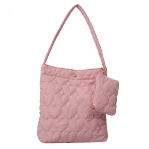 Sac fourre-tout matelassé rose avec motif cœurs et mini pochette cœur assortie
