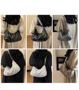 Vues détaillées de divers sacs à bandoulière matelassés avec larges sangles jacquard