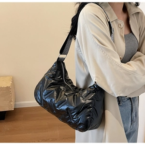 Sac à bandoulière matelassé noir avec large sangle géométrique élégante pour femme