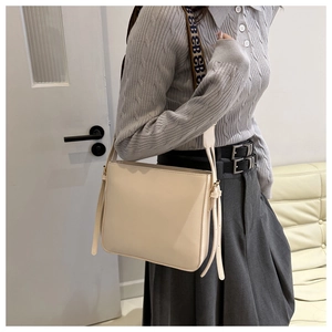 Borsa a tracolla beige chic con ampia tracolla jacquard con lettere per un uso quotidiano