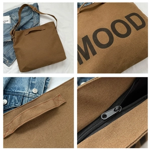 Détails du sac cabas en toile marron avec imprimé MOOD, fermeture éclair et coutures