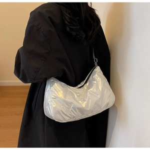 Sac à bandoulière matelassé argenté avec finition métallique et sangle réglable