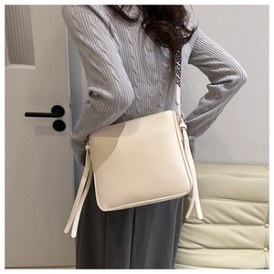 Borsa a tracolla minimalista color crema con ampia tracolla jacquard e nappa