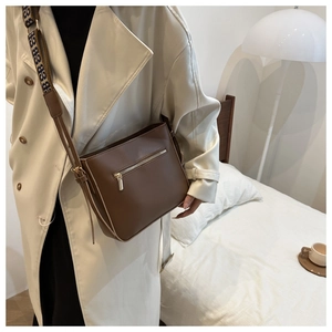 Borsa a tracolla marrone in ecopelle con ampia tracolla decorata e zip frontale argentata