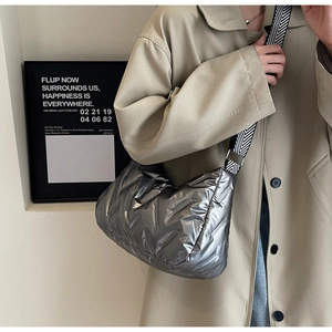 Vue détaillée du sac hobo matelassé argenté brillant avec bandoulière en toile chevrons