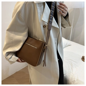 Borsa a tracolla marrone in pelle con ampia tracolla in tessuto a motivi geometrici
