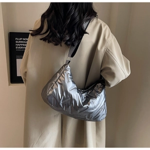 Grand sac à bandoulière matelassé argenté avec sangle rayée pour mode d'hiver femme