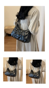 Détails du sac bandoulière noir matelassé brillant avec sangle textile rayée large