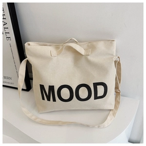 Détail du sac cabas en toile blanc cassé avec texte MOOD et double bandoulière
