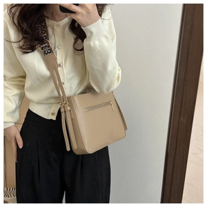 Selfie allo specchio con borsa a tracolla beige in ecopelle e tracolla larga