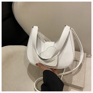 Détail du sac demi-lune blanc avec rabat en cœur embossé LOVE et doubles bandoulières