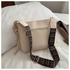 Borsa a tracolla in pelle beige con ampia tracolla con motivo jacquard geometrico