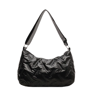 Sac à bandoulière matelassé noir brillant avec sangle à chevrons réglable pour femme