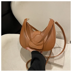 Détail d'un sac demi-lune en cuir marron avec rabat en cœur et gaufrage LOVE élégant