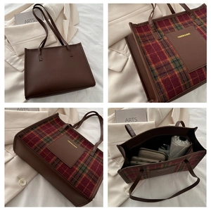 Detalle del bolso tote de lana a cuadros con bolsillos de cuero y espacio interior