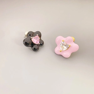 Enamel flower stud earrings with heart-shaped cubic zirconia in asymmetric black and pink