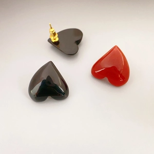 French vintage style heart heart stud earrings in polished red and black finishes