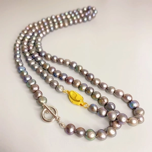 Collana di perle barocche colorate con chiusura a innesto oro e chiusura OT argento
