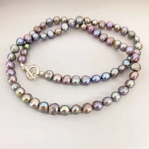 Collana di perle barocche con riflessi arcobaleno e chiusura a levetta OT vintage
