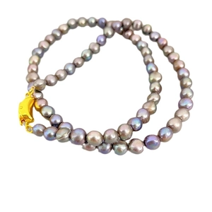 Collana di perle barocche grigio-viola con riflessi naturali e chiusura in metallo dorato