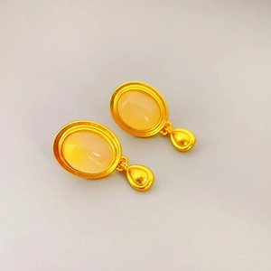 Detailansicht der Vintage-Ohrringe mit ovalen Steinen und Gold-Finish