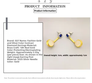 Vue détaillée des boucles d'oreilles bicolores or et argent avec accents