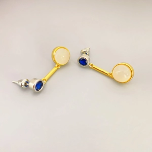 Boucles d'oreilles bicolores minimalistes avec pierres rondes blanc laiteux et bleu marine