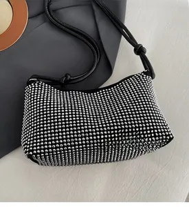 Gros plan détaillé d'un sac sous le bras en PU noir avec strass argentés et nœuds