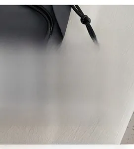 Détail du sac sous l'aisselle noir avec résille de strass argentés et fine bandoulière