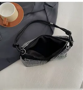 Détails de l'intérieur spacieux et de la fermeture éclair du sac à bandoulière en strass