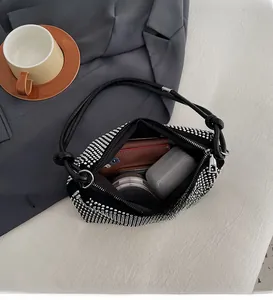 Vue détaillée de l'intérieur spacieux d'un sac à bandoulière noir orné de strass brillants
