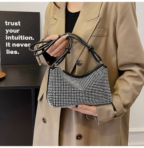 Détail d'un sac porté épaule en PU souple avec strass argentés et fermeture éclair métal