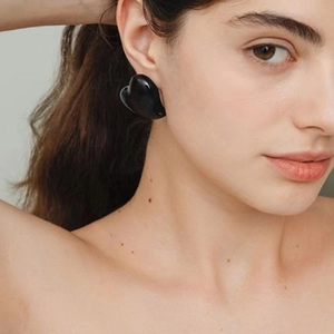 Boucles d'oreilles cœur vintage en argent 925 avec émail noir portées par un mannequin