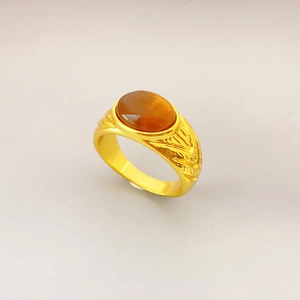 Vintage-Ring mit 18K Goldbeschichtung, ovalem Tigerauge-Stein und graviertem Ringband
