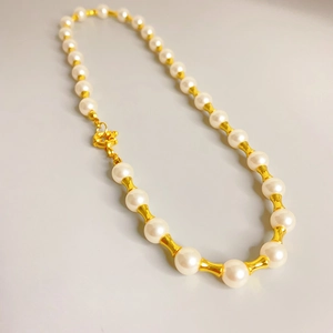 Collier en perles blanches et chaîne dorée style bambou avec fermoir élégant et chic