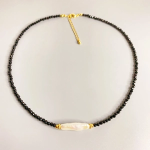 Baroque pearl necklace with black faceted beads and gold-plated adjustable chain