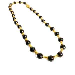 Collier chaîne en bambou avec perles d'onyx noir et accents dorés sur fond blanc